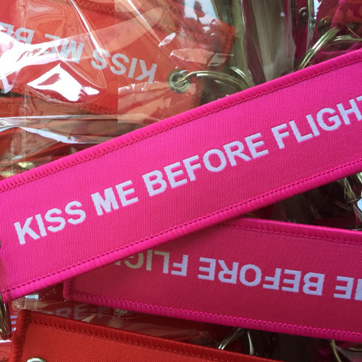 Kiss me before Flight rot oder pink