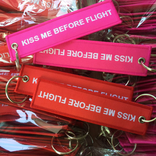 Kiss me before Flight rot oder pink