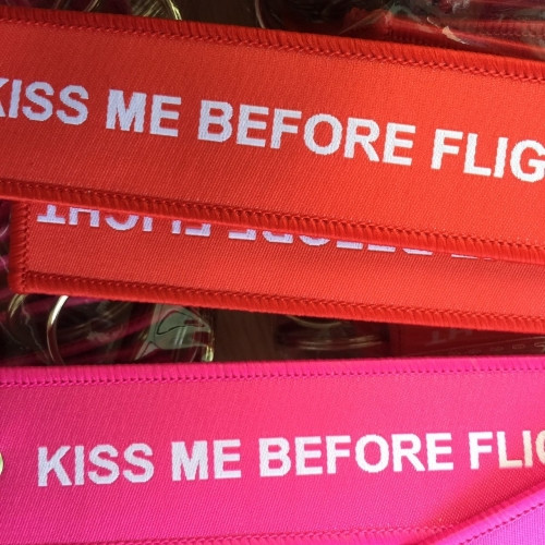 Kiss me before Flight rot oder pink