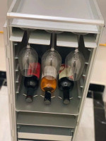 Flugzeugtrolley Weinglashalter